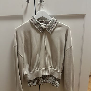 Pull beige zippé avec col de chemise