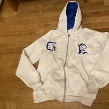 Zip-Up mit blauer Kaputze