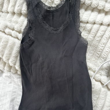 Top grigio con pizzo