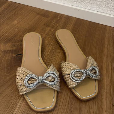 Sandales tressées avec nœud