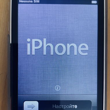 Apple iPhone nero con cavo