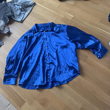 Blaue Satinhaemden Bluse
