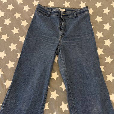 Dunkle Jeans mit weitem Bein 3/4
