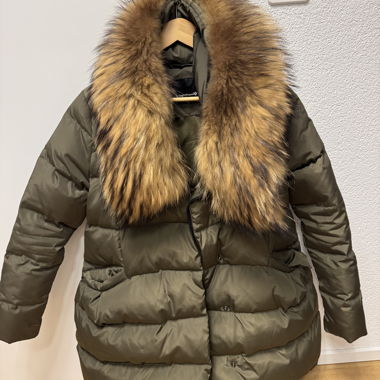 Parka imbottita in piumino oliva con cappuccio in pelliccia
