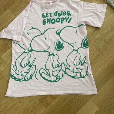 T-shirt rosa con stampa verde di Snoopy