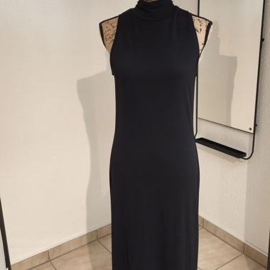 Schwarzes ärmelloses Kleid