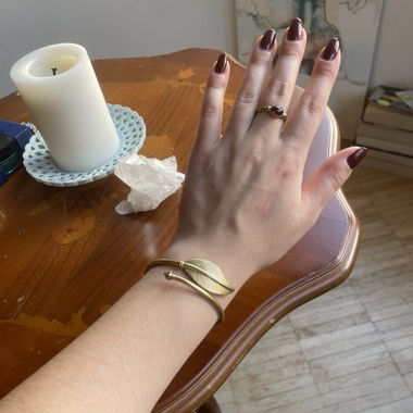 Goldener Messing-Federarmband