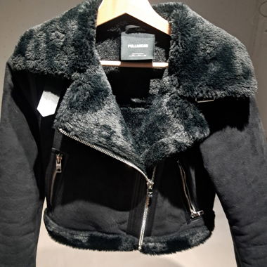 Giacca Nera in Pelliccia pull&bear