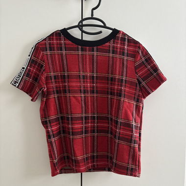 Rot kariertes T-Shirt