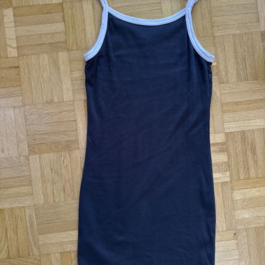 Schwarzes Kleid 