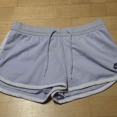 Nike lilafarbene Sportshorts aus Mesh