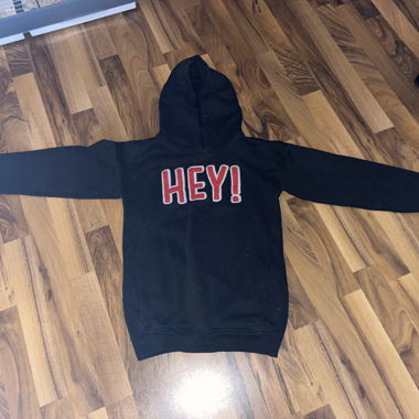 Schwarzer Hoodie mit HEY! Schriftzug