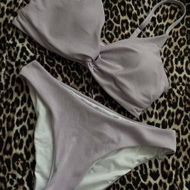 Lila Bikini