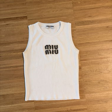 Top smanicato in maglia bianco Miu Miu con logo di perle S