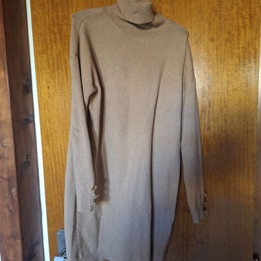 Beige Rollkragen-Pulloverkleid