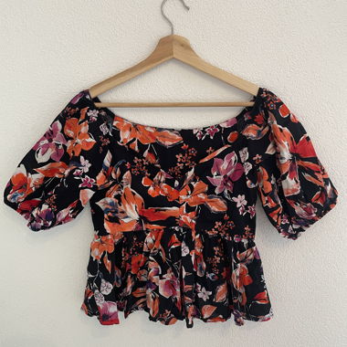 Top scollato con fiori