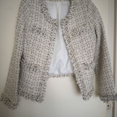 Blazer stile Chanel in tweed bianco & perle