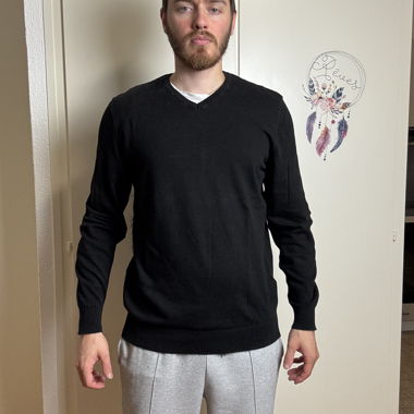 Schwarzer V-Ausschnitt-Pullover