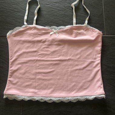 Cami à dentelle rose de Edikted