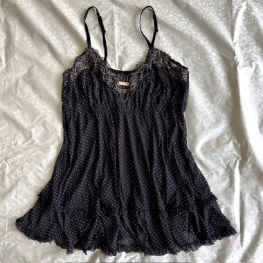 Haut cami en mesh à pois avec volants et bordure en dentelle florale