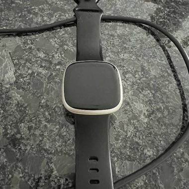 Fitbit Versa 3 or (défectueux)