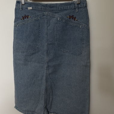 Midilanger Jeansrock mit Stickereien
