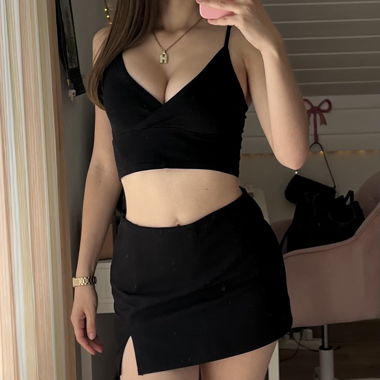 Schwarzes Crop-Top mit schmalen Trägern