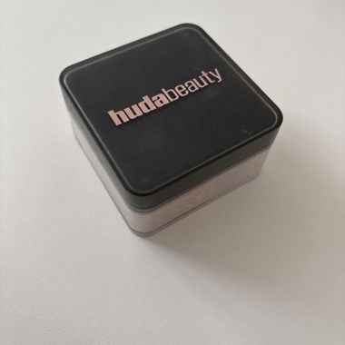 Huda Beauty Easy Bake Cupcake