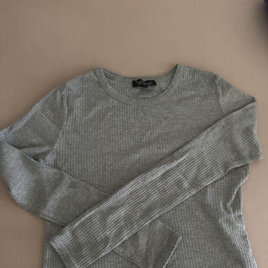 Graues Langarmshirt