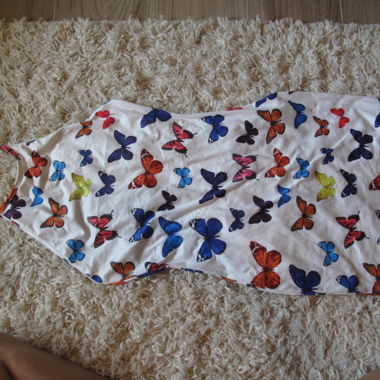 Rückenfreies Kleid mit Schmetterlingen
