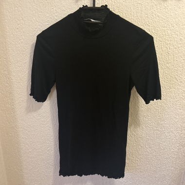 Schwarzes geripptes Shirt