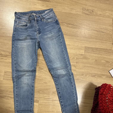Skinny jeans mit Gürtel 