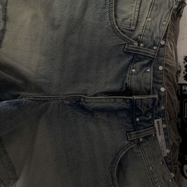 Short in denim Bershka con borchie e stampa sulle tasche