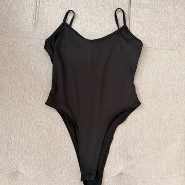 Body noir à bretelles