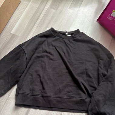 Schwarzer Sweater  