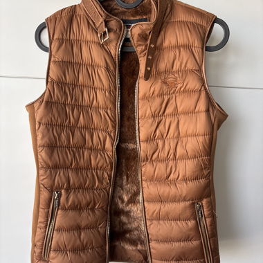 Gilet imbottito marrone foderato in ecopelliccia