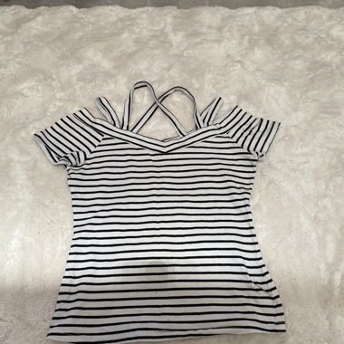 Top a spalle scoperte a righe