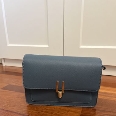 Blaue Handtasche