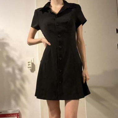 Robe noire boutonnée