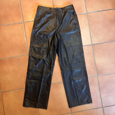 Schwarze Cargo-Hose aus Kunstleder / DIVIDED H&M