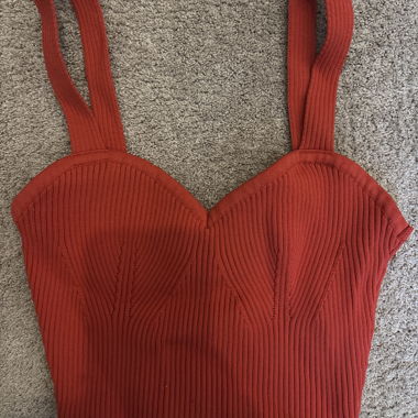 Crop top côtelé rouge à bretelles