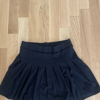 black skirt 
