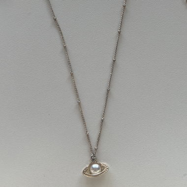 Collier doré avec pendentif planète