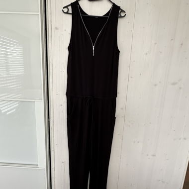 Schwarzer Jumpsuit mit Reissverschluss
