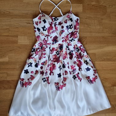 Weisses Cocktailkleid mit floralem Muster 