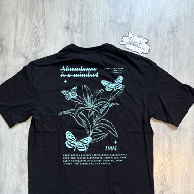 Schwarzes blaues T-Shirt