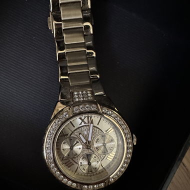 Guess Uhr Gold in Originalverpackung