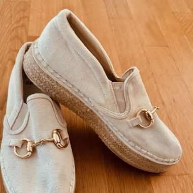Schuhe Canvas mit Goldschnalle