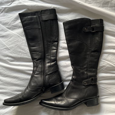 Retro schwarze Lederstiefel