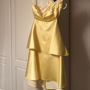 Robe de cocktail en satin jaune